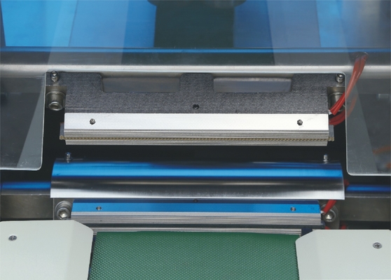 フィルムを上向きに引っ張ることの回転式自動横の流れのパック機械